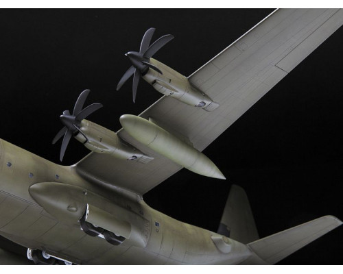 Сборная модель ZVEZDA Военно-транспортный самолет С-130J-30, 1/72