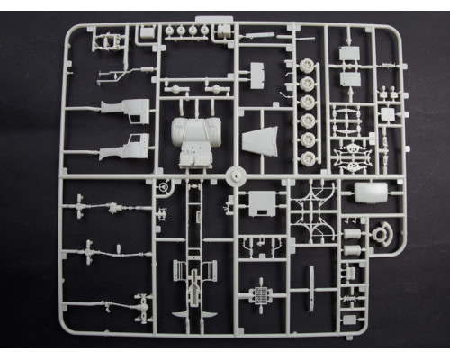 Сборная модель AVD КРАЗ-255Б бортовой с тентом, 1/72