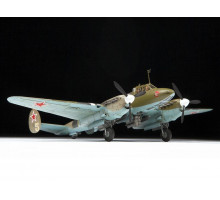 Сборная модель ZVEZDA Советский пикирующия бомбардировщик Пе-2, 1/72