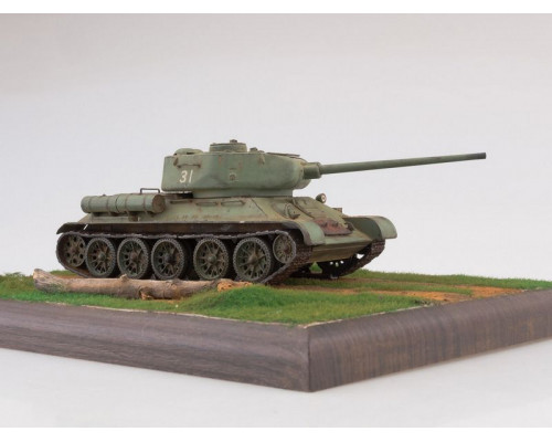 Сборная модель AVD Средний танк T-34-85, 1/43