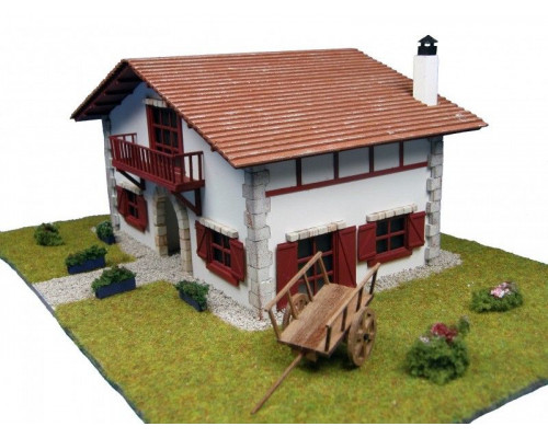 Сборная деревянная модель деревенского дома Artesania Latina Chalet kit de Caserío con carro, 1/72